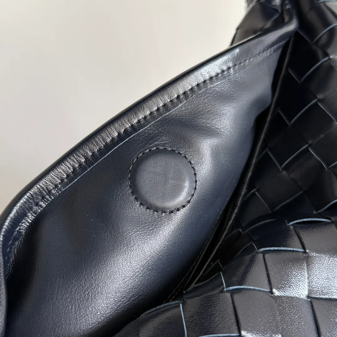 Batch 1960 It seems that this bag from BV has been popular recently ~ The new Hop is really not too beautiful. The whole bag has no seams. The bag body and handles are made of one piece of leather. It reflects the style and essence of Bottega Veneta. It truly represents craftsmanship and creativity. The large size has a very loose and lazy upper body. Big bag lovers will definitely not regret buying it. Style number: 796262 Size: 46*21*10cm